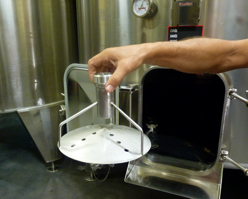 Chapeau chinois pour l'aspersion du marc  par le moût lors du remontage