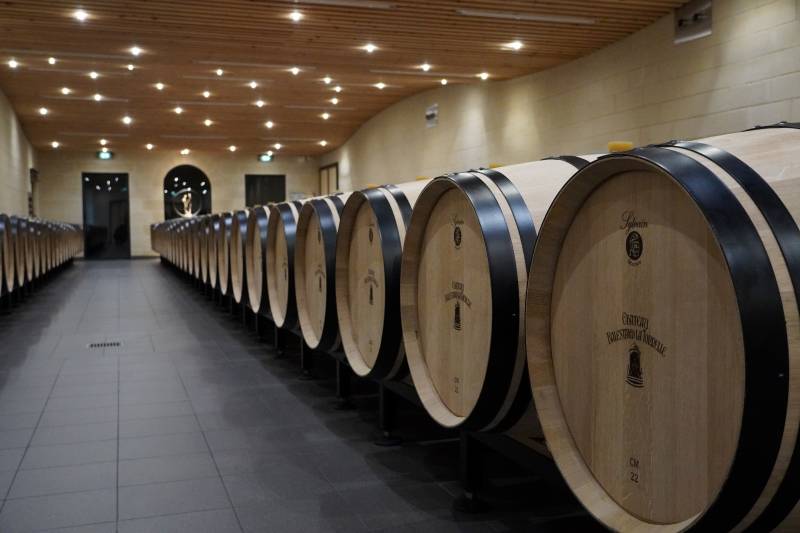 les chais à barriques, lieu emblématiques des châteaux du bordelais et de Saint Emilion en particulier