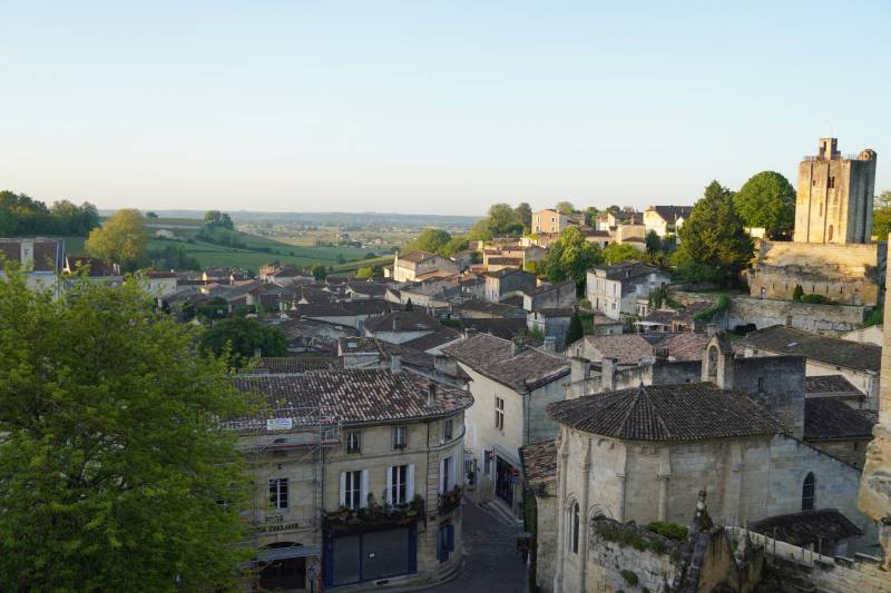 Le village médiéval de Saint-Émilion, classé à l'UNESCO, offre un cadre historique exceptionnel pour parfaire votre wine tour à Saint-Émilion. L'alliance parfaite entre vin de Bordeaux et patrimoine millénaire