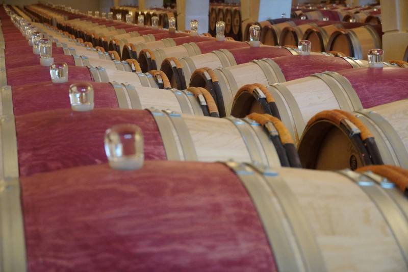 Chai de barriques bordelaises traditionnelles cerclées de noisetier lié avec de la vime (rotin) et bondes en verre (et silicone)