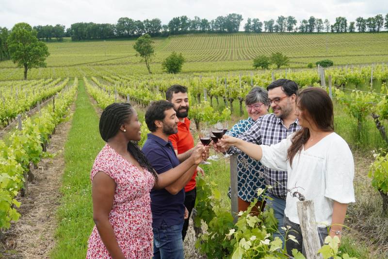 Activités de groupe autour du vin : un toast mémorable dans les vignes ! Célébrez un anniversaire ou un moment de partage entre amis lors d'une visite de vignoble bordelais (Saint-Émilion ou Pomerol, Pessac-Léognan ou Margaux...) suivie d'une dégustation 