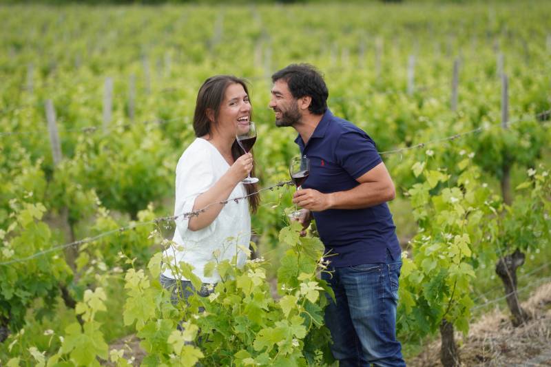 Partagez un moment d'exception en couple. Nos wine tours sur mesure à Bordeaux sont l'occasion de vivre une expérience romantique et privée au cœur des vignes