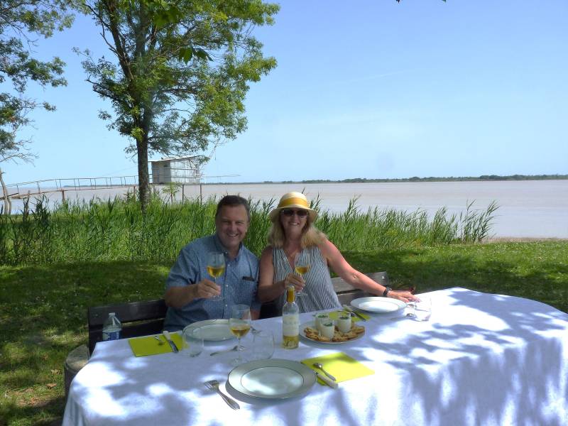 Déjeuner au bord de l'Estuaire lors d'un Wine tour dans le Médoc