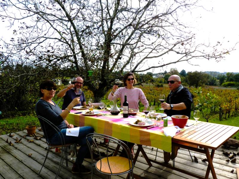Un moment de partage unique lors de votre wine tour privé et sur mesure à Bordeaux ! Savourez des vins d'exception sur une terrasse avec une vue imprenable sur les vignes. Une expérience authentique, loin de la foule