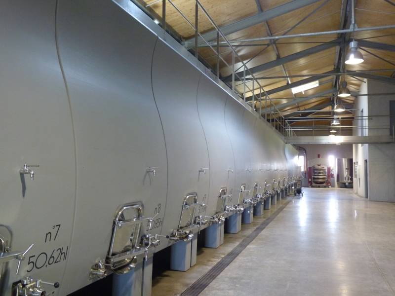 Immersion au cœur d'un wine tour unique : découverte des chais et des installations d'une propriété familiale à Pomerol. Un moment de partage et d'authenticité, loin des grands châteaux, pour savourer l'essence même de ce terroir bordelais