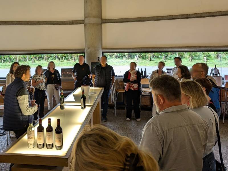 Une dégustation de grands vins de Bordeaux lors d'un 