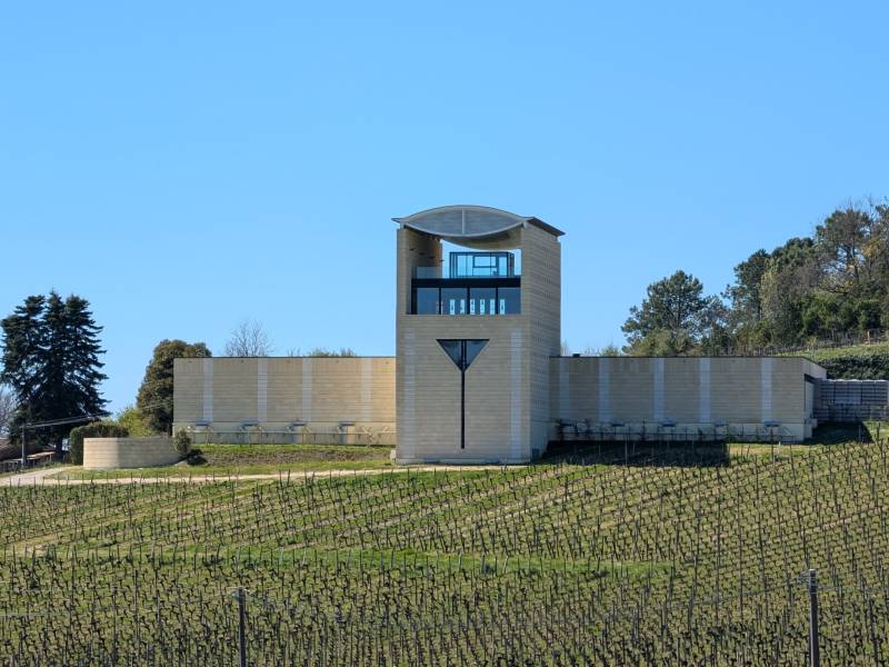 Découvrez l'audace architecturale d'un Grand Cru Classé de Saint-Émilion. Cette façade moderne, qui allie design contemporain et tradition viticole, témoigne de l'innovation constante qui anime les châteaux de Bordeaux