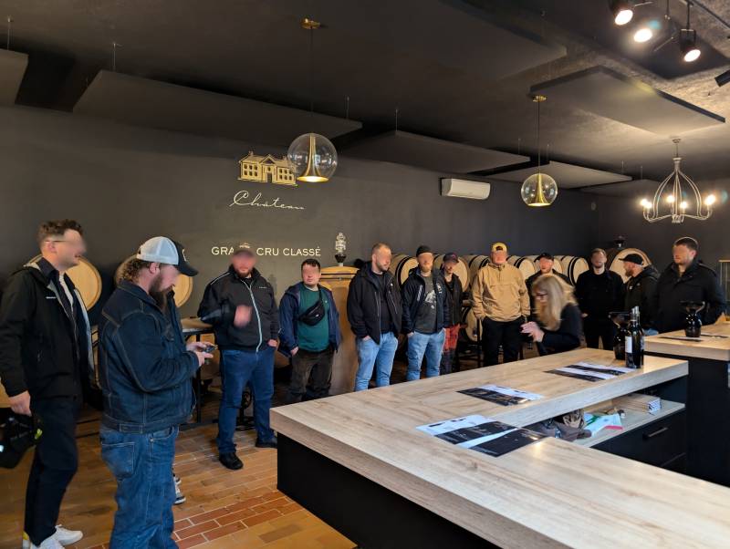 Wine Tour à Bordeaux entre amis ! Un moment de convivialité lors d'une dégustation de vins dans le vignoble bordelais. Une activité idéale pour un événement spécial ou un enterrement de vie de garçon (EVG)