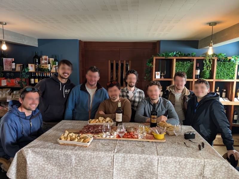 Moment de convivialité entre les visites au cours d'un wine tour entre amis à Pessac-Léognan