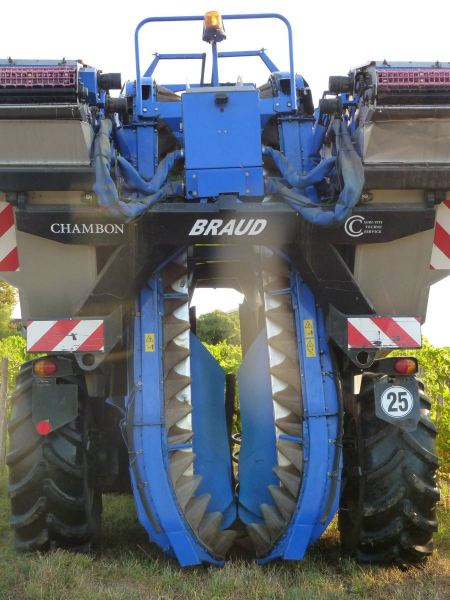 Vendanges mécaniques dans le Bordelais